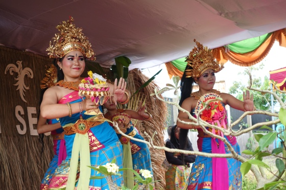 Tarian tradisional Lombok yang ditarikan oleh pemudi-pemudi pada berbagai acara (Credit: www.apwtour.com).