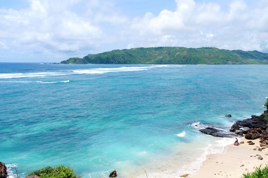 Pantai Seger, salah satu pantai eksotis di Lombok yang wajib dikunjungi. 