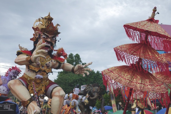 Pawai Ogoh-Ogoh di Lombok dalam rangka menyambut Hari Raya Nyepi 2018 (Cred: www.apwtour.com).