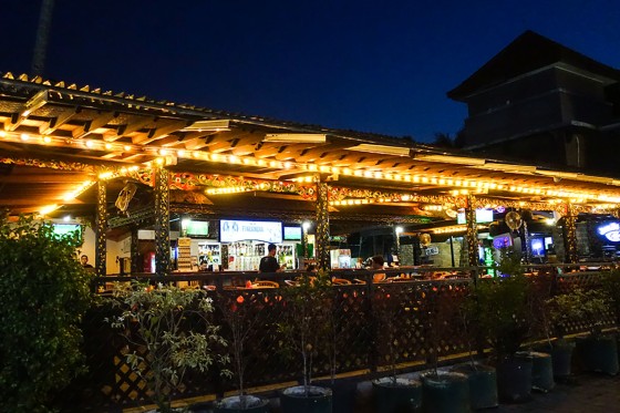 Happy Cafe di Senggigi menjadi tempat nongkrong banyak pelancong.