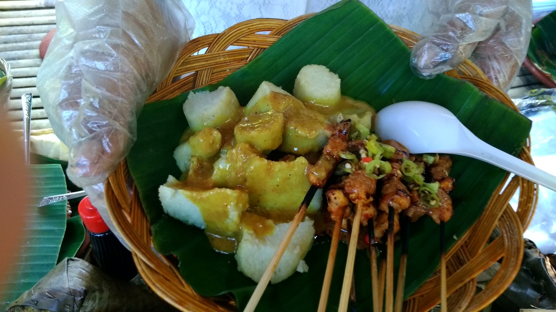 Kuliner sate ayam dengan bumbu khas Lombok untuk sarapan di Pasar Pancinga.