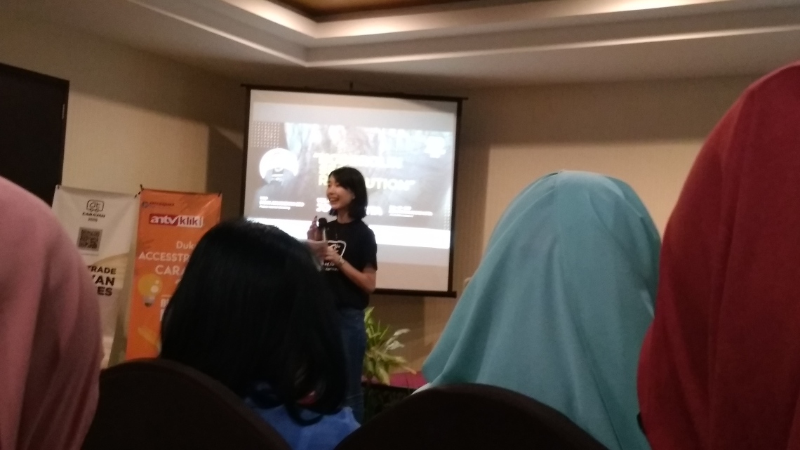 Miss Mizuho Yamamoto memperkenalkan AccessTrade Indonesia secara mendetail kepada blogger yang hadir. 