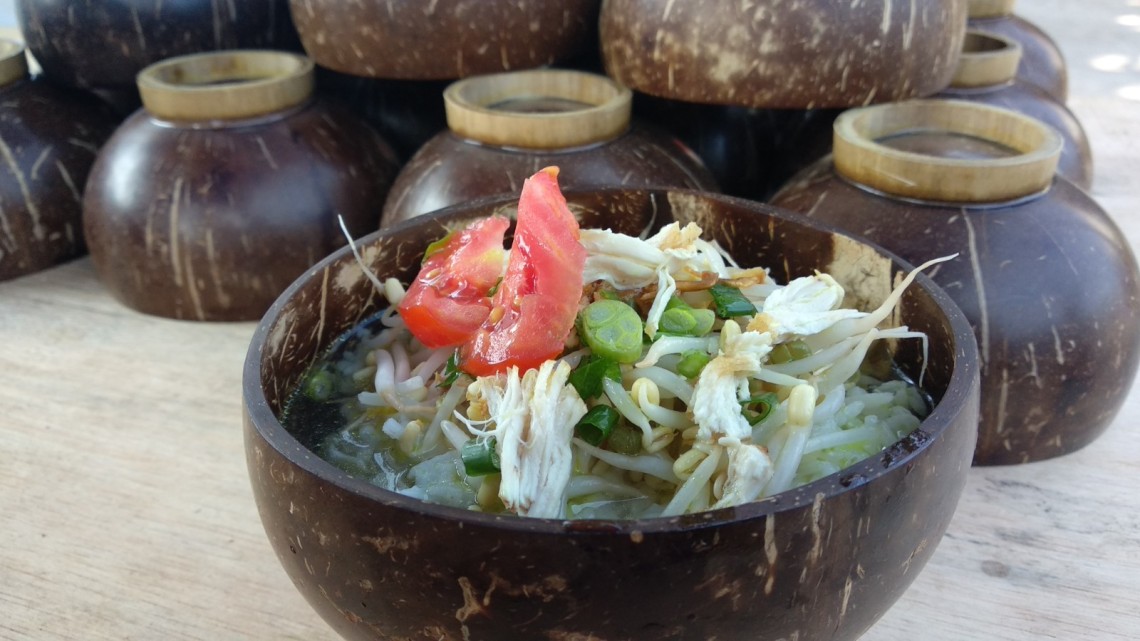 Nasi soto yang disajikan di dalam mangkok batok memberikan kesan tradisional. 