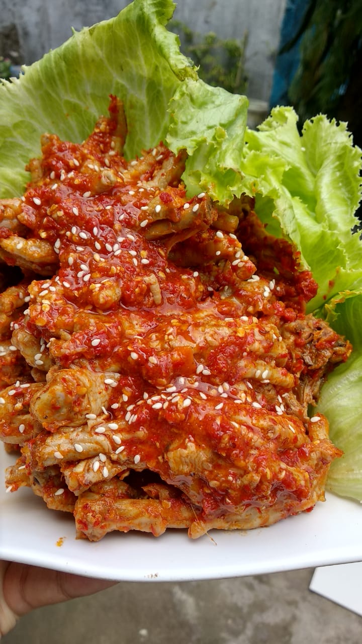 Maeun Dakbal atau Ceker Pedas adalah makanan khas korea selatan yang cukup terkenal di sana. Makanan ini bisa coba di buat di rumah loh.