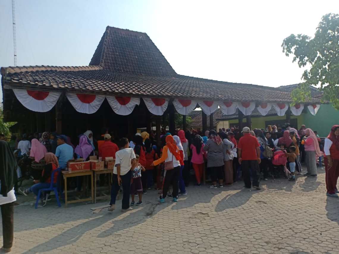 Ribuan warga masyarakat Desa Jambon memadati Balai Desa Jambon untuk mengikuti kegiatan jalan sehat yang diadakan pemerintah desa. 