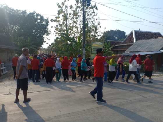 Pembagian kupon undian di Perempatan Dusun Templek kepada peserta oleh panitia jalan sehat.