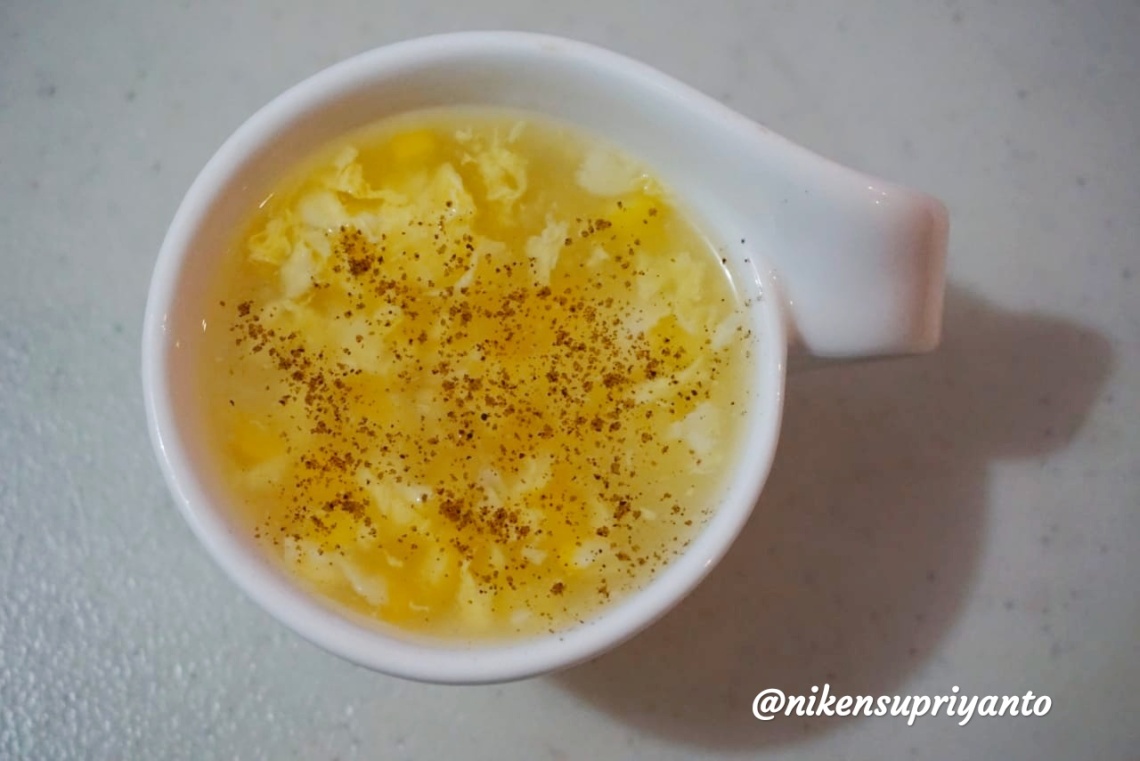 Sup jagung telur ini menjadi makanan pembuka untuk menaikan selera makan.